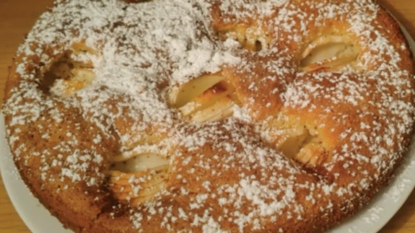 Apfelkuchen mit Puderzucker bestreut auf einem Teller