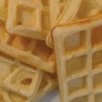 Nahaufnahme von übereinander gestapelten Belgischen Waffeln