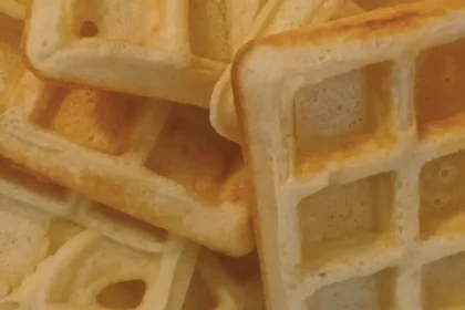 Nahaufnahme von übereinander gestapelten Belgischen Waffeln