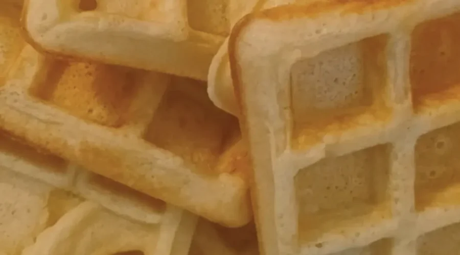 Nahaufnahme von übereinander gestapelten Belgischen Waffeln