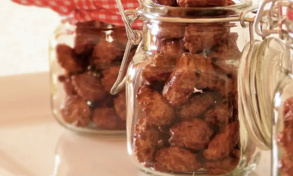 Gebrannte Mandeln, schön verpackt in Gläser mit roter Schleife