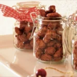 Gebrannte Mandeln, schön verpackt in Gläser mit roter Schleife