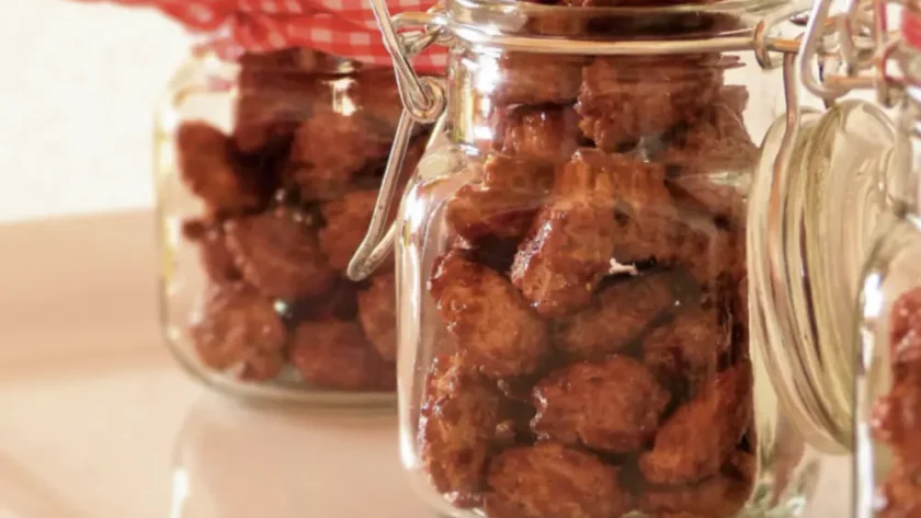 Gebrannte Mandeln, schön verpackt in Gläser mit roter Schleife