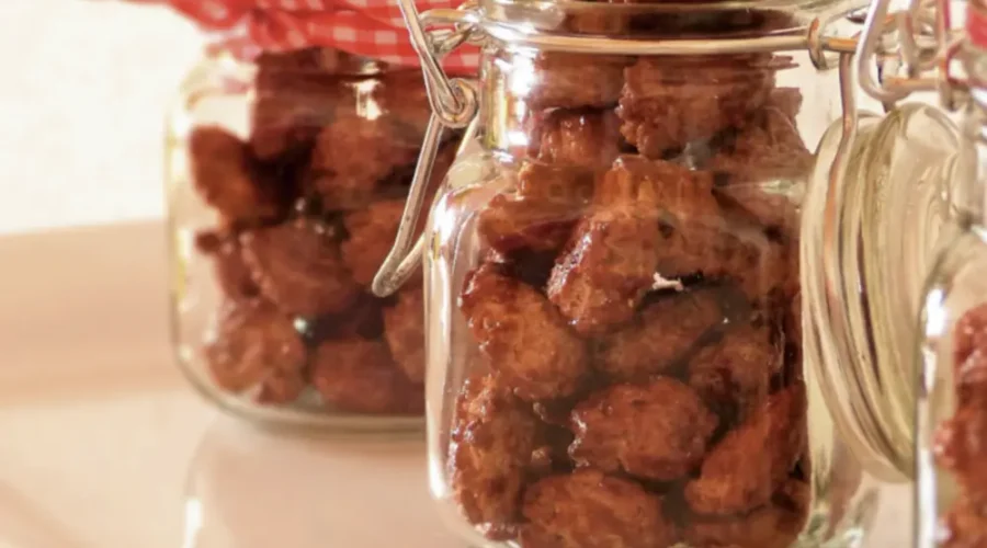 Gebrannte Mandeln, schön verpackt in Gläser mit roter Schleife