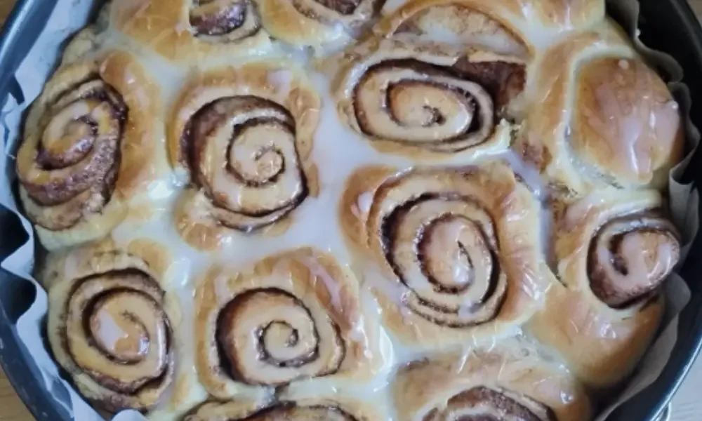 Frisch gebackene Zimtschnecken in einer runden Backform