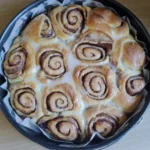 Frisch gebackene Zimtschnecken in einer runden Backform