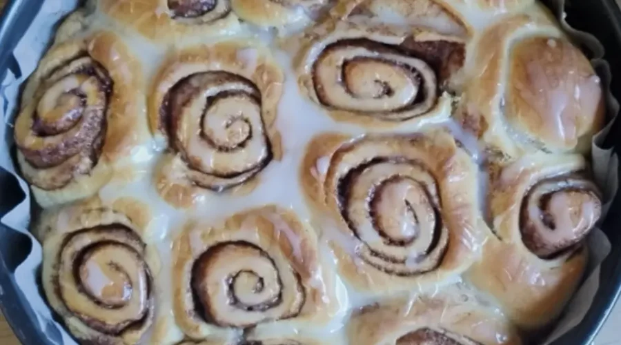 Frisch gebackene Zimtschnecken in einer runden Backform